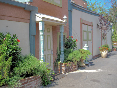 843 Whalley entry to Show-Kitchen & luxury living salon